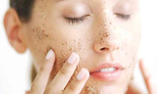Tẩy tế bào chết vật lý hay hóa học, chọn cách nào để “tiến hóa” hành trình skincare?