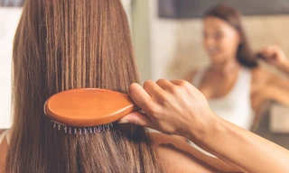Đã chăm sóc cẩn thận rồi mà tóc vẫn gãy rụng, lý do có thể là những sai lầm này