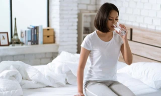 Đơn giản như uống nước nhưng chúng ta vẫn thường uống sai cách, khiến cơ thể “náo loạn“