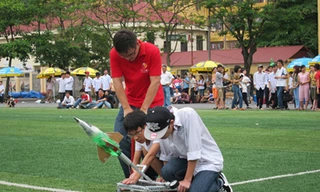 Học sinh Hà Nội thi bắn tên lửa nước