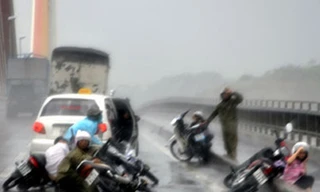Gió to khiến hàng chục người ngã xe trên cầu Bãi Cháy