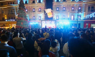 Ngàn người đổ về 'phố châu Âu' uống bia miễn phí, chờ đón năm mới