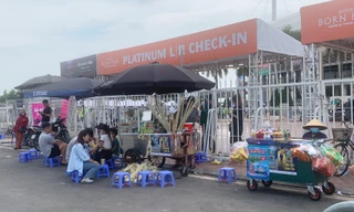Hốt bạc nhờ các dịch vụ quanh 'chợ vé' trước cổng SVĐ Mỹ Đình