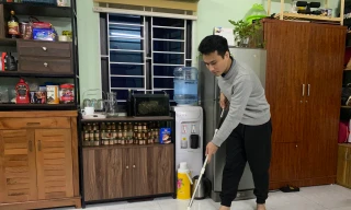 Nhà đổ mồ hôi, quần áo bốc mùi, người dân Hà Nội bỏ trăm triệu đồng để 'đối phó'