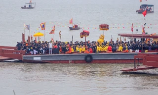 Hàng nghìn người rước kiệu trên sông Hồng trong lễ hội Đền Và