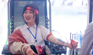 Giảng viên, sinh viên Kinh tế Kỹ thuật Công nghiệp hiến máu tại Chủ nhật Đỏ 2024