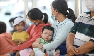 Trẻ đổ bệnh gia tăng vì thời tiết TP.HCM