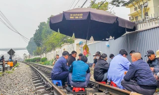 Vô tư 'thưởng trà' trên... đường ray tàu hỏa tại Hà Nội