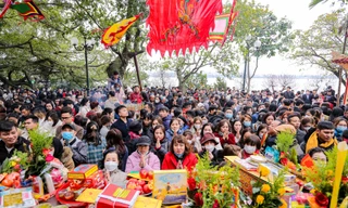 Đông nghẹt người dâng lễ tại Phủ Tây Hồ trong ngày đi làm đầu tiên