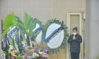 Rưng rưng những vòng hoa trắng tiễn đưa 3 chị em trong vụ cháy ở ngõ Thổ Quan