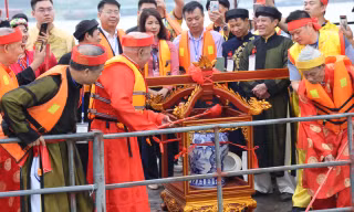 Độc đáo lễ hội cấp thủy trên sông Hồng giữa Thủ đô 