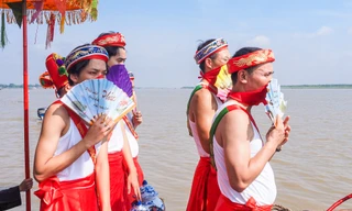 Độc đáo cảnh trai tráng mặc váy rước nước tại Lễ hội đình Chèm