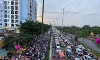 Đường cửa ngõ TP.HCM kẹt xe kinh hoàng do tai nạn chết người