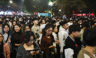 Phố đi bộ hồ Hoàn Kiếm đông nghẹt người chờ đón năm mới