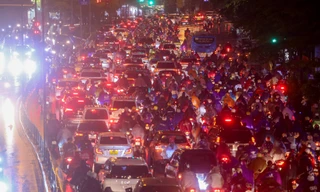 Đường phố Hà Nội tắc không lối thoát lúc tan tầm, người dân hối hả ‘tìm đường’ về nhà