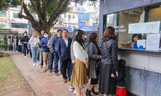 Nườm nượp người kéo đến Văn Miếu ngày mùng 1 Tết