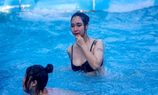 Công viên nước Hồ Tây đông nghịt người đến giải nhiệt trong ngày 2/9