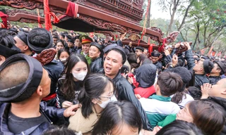 Người người chen chúc 'chui kiệu cầu may' tại lễ hội Đền Và