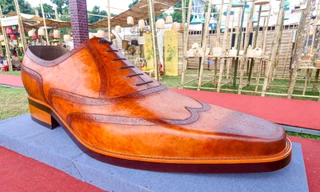 Cận cảnh chiếc giày da xác lập kỷ lục lớn nhất Việt Nam