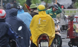 Thót tim cảnh người dân vô tư 'cắt' đầu tàu hỏa, coi thường barie tại Hà Nội