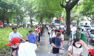 Người dân Thủ đô xếp hàng nhiều giờ để nhận vé xe buýt 2 tầng miễn phí