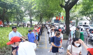 Người dân Thủ đô xếp hàng nhiều giờ để nhận vé xe buýt 2 tầng miễn phí