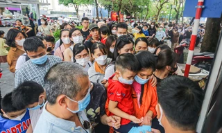 Xếp hàng, chờ hàng giờ trải nghiệm xe buýt 2 tầng miễn phí ngày lễ