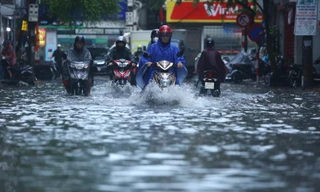 Bị mưa lớn 'đánh úp' giữa trưa, nhiều tuyến phố Hà Nội ngập sâu đến chiều