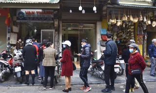 Xếp hàng dài giữa trưa mua heo quay ngày vía Thần Tài tại Hà Nội