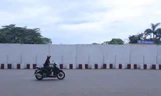 Cận cảnh tường bê tông chắn ngang lối rẽ trên đường vành đai 2,5