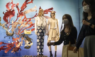 Chi tiêu hoang phí theo 'toán kiểu con gái' của giới trẻ Singapore 