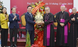 Chủ tịch nước chúc mừng Giáng sinh đồng bào Công giáo Tổng Giáo phận Huế