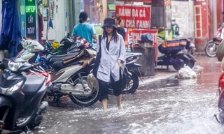 Người dân bì bõm về nhà trên những con phố ngập nước ở Hà Nội 