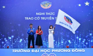 Nghi thức 'Trao cờ truyền thống' đặc biệt trong lễ khai giảng trường Phương Đông