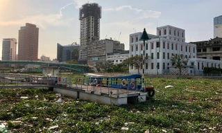 Choáng với hình ảnh bên dưới cầu Mống - quận 4, TPHCM