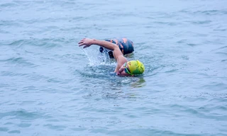 Nhiều người vẫn tắm dưới sông Hồng bất chấp cái lạnh 'thấu xương'