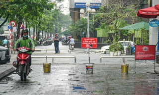 Muôn kiểu dựng hàng rào chắn để 'giữ' vỉa hè ở Hà Nội
