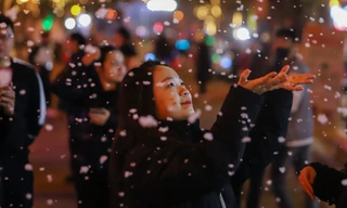 Người dân Hà Nội ngắm tuyết rơi đón Giáng sinh trên phố đi bộ