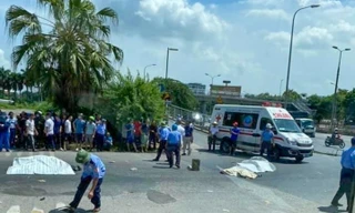 Hà Nội: Xe máy bị cuốn vào gầm xe tải, người phụ nữ cùng 2 trẻ nhỏ tử nạn