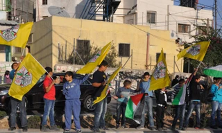 Trẻ em cầm cờ tại nơi an nghỉ Tổng thống Yasser Arafat ở Ramallah