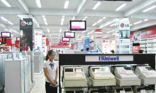 Hàng điện máy loạn giá