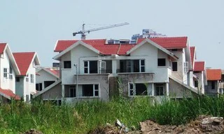 Trồng cỏ, bán hàng trên 'phế tích' triệu đô