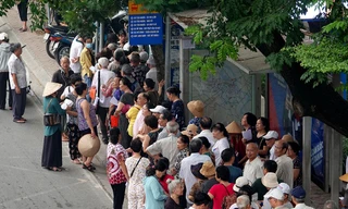 Hàng trăm cụ già xếp hàng chờ nhận thẻ xe buýt miễn phí