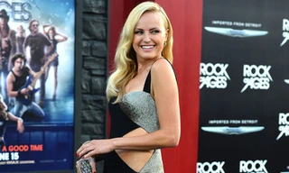 Ngỡ ngàng với váy xẻ táo bạo của kiều nữ Hollywood