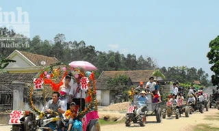 Đám cưới ‘độc’, rước dâu bằng 12 xe công nông