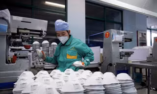 Một nhà máy khẩu trang ở Thượng Hải, Trung Quốc. (Ảnh: Reuters)