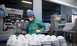 Một nhà máy khẩu trang ở Thượng Hải, Trung Quốc. (Ảnh: Reuters)