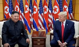 Chủ tịch Triều Tiên Kim Jong Un và Tổng thống Mỹ Donald Trump trong cuộc gặp lần đầu ở Singapore. (Ảnh: Reuters)