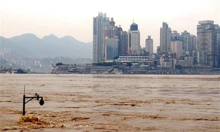 Nước lũ dâng cao gần ngập cột đèn ở TP Trùng Khánh, Trung Quốc. (Ảnh: AP)