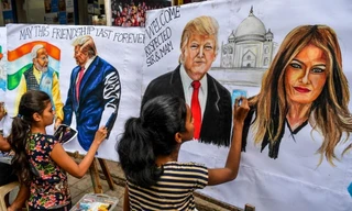 Nghệ sĩ Ấn Độ vẽ chân dung Tổng thống Mỹ Donald Trump và Phu nhân Melania. (Ảnh: Getty Images)